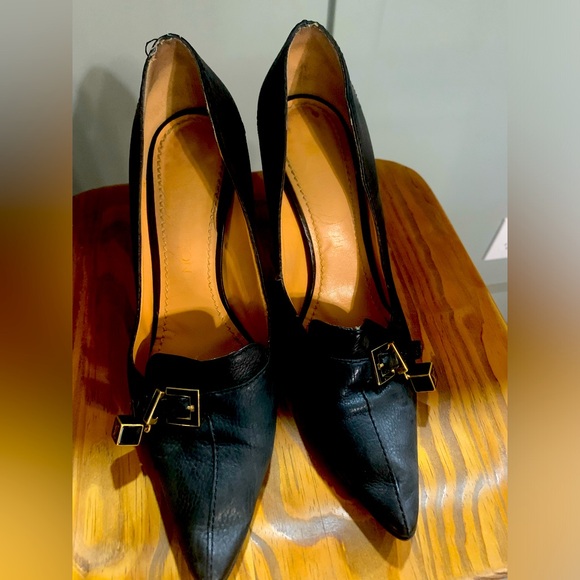 Louis Vuitton Shoes - Black Louis Vuitton pumps, super cute